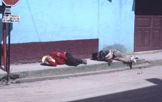 viele Menschen sind abhängig vom Alkohol