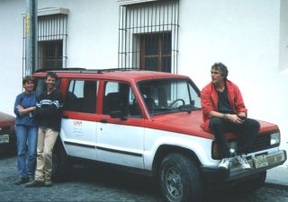 1999: Dr. Antje Frackenpohl und Dr. Sven Hagenlocher und das erste Ärztefahrzeug, ein Isuzu Trooper. 1999: Dr. Antje Frackenpohl und Dr. Sven Hagenlocher und das erste Ärztefahrzeug, ein Isuzu Trooper.